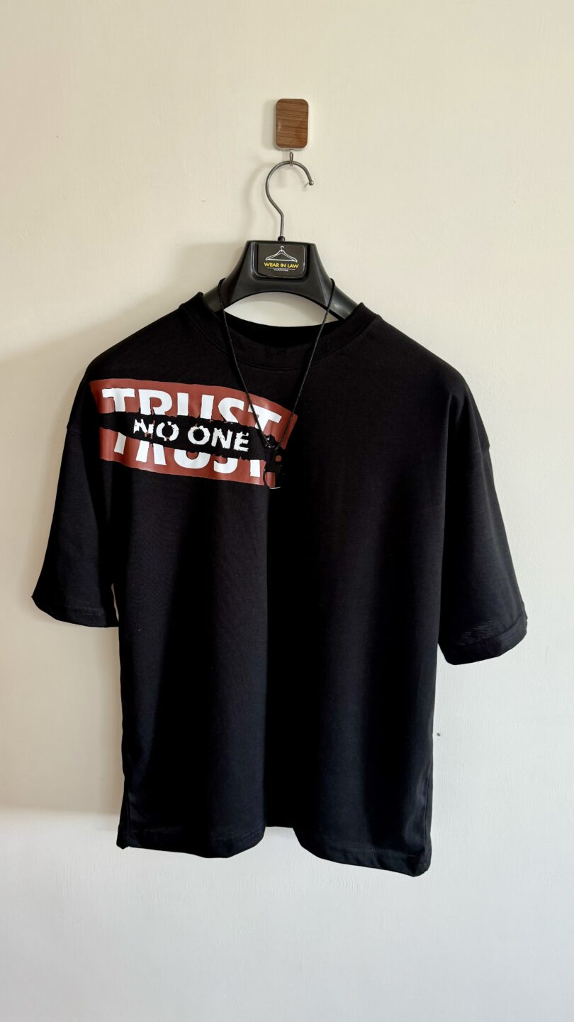 Trust no one oversize graphic tshirt