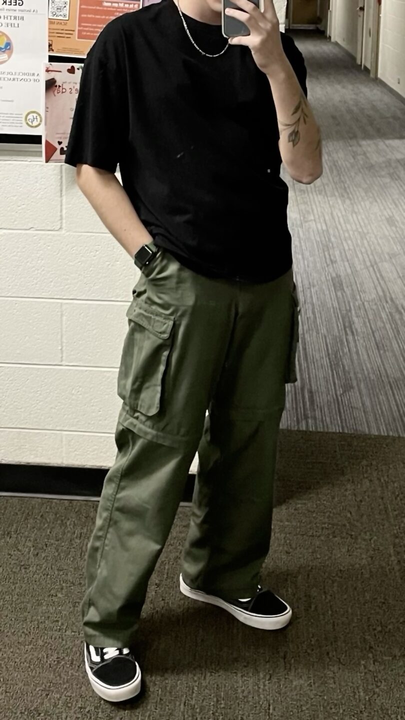 Army-green baggy cargo pant